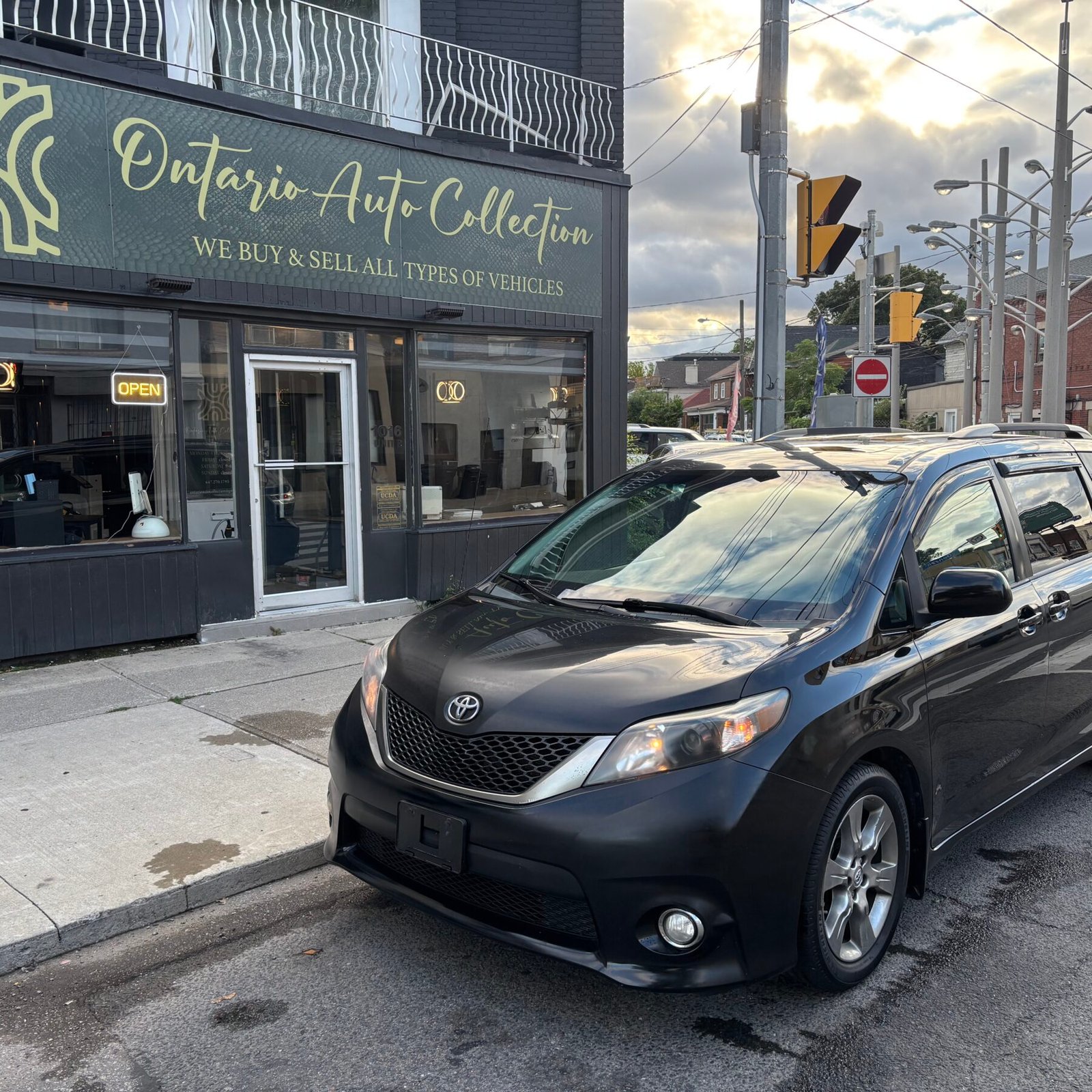 2012 TOYOTA SIENNA !!! SE !!! REAR DVD !!! ONE OWNER !!!